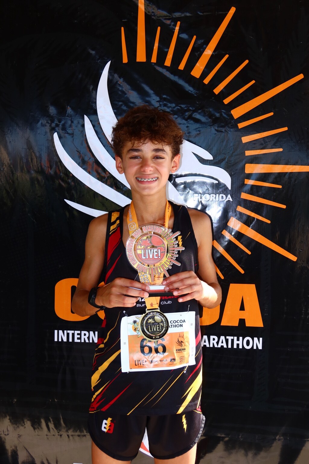 Enzo Maia uniformizado com medalha e troféu